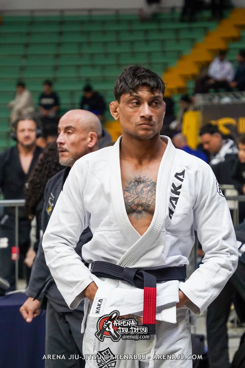 Jhonatan Santos de kimono e faixa preta em competição